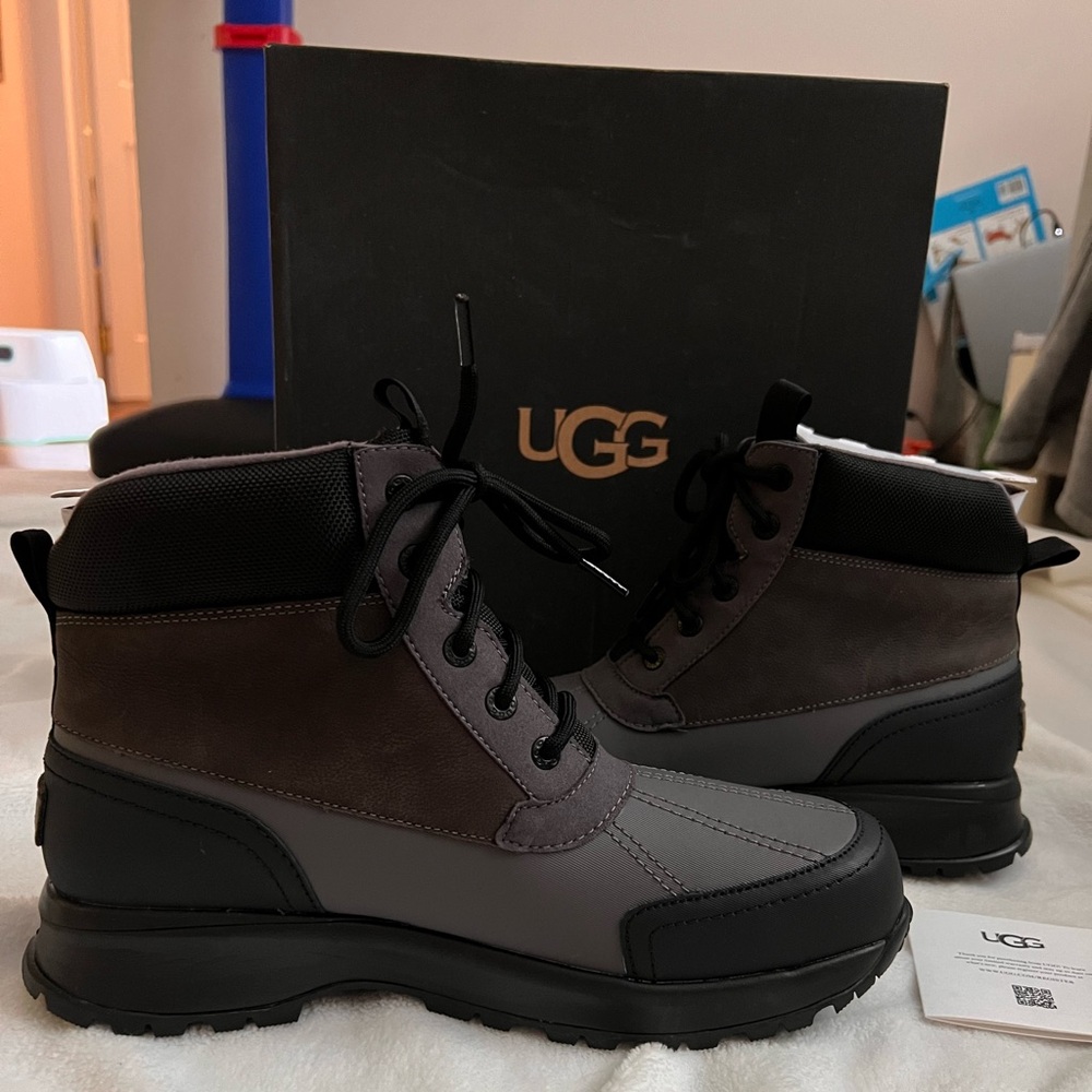UGG BRAND EMMETT DUCK BOOT SZ10 DGBLC